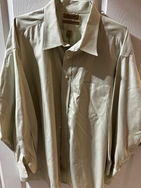 Roundtree & Yorke Light Green Men's Dress Shirt with Chest Pocket